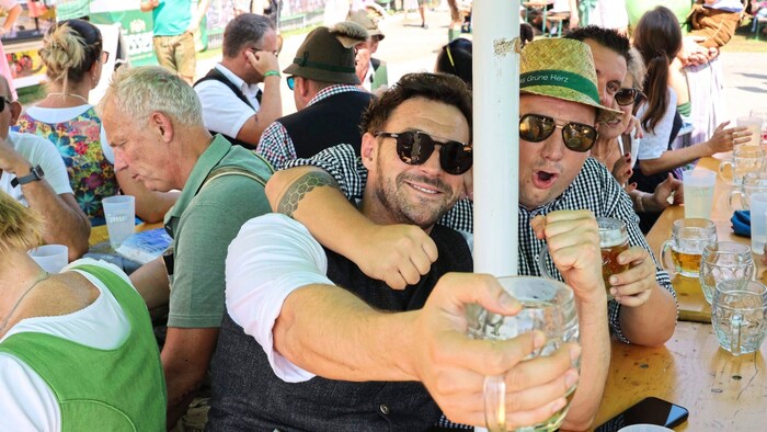 Prost! Unter die illustre Gästeschar mischte sich Musiker Paul Pizzera (li.).