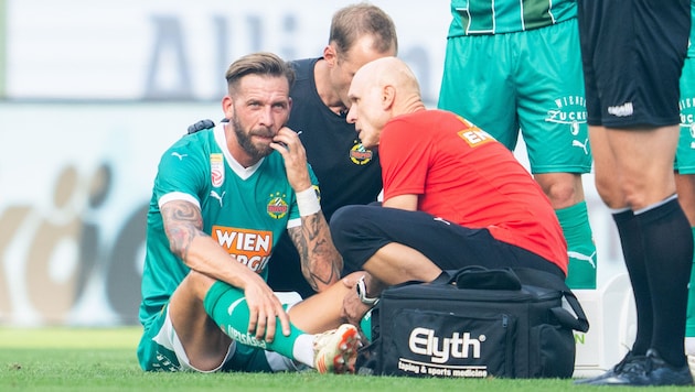 Guido Burgstaller had to be treated and substituted. (Bild: AP ( via APA) Austria Presse Agentur/GEORG HOCHMUTH)