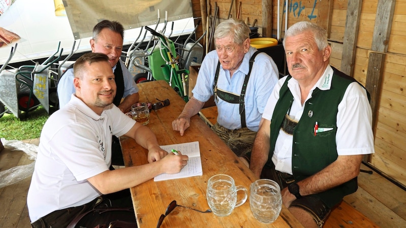 Altaussee Kirtag Werner Fischer, Hannes Androsch, Gerhard Anderle in conversation with "Krone". (Bild: Jauschowetz Christian/Christian Jauschowetz)