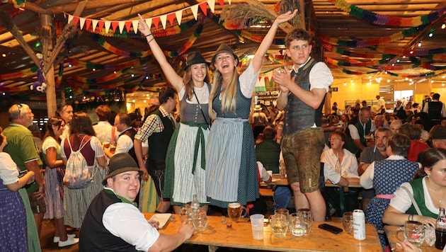 Party atmosphere! Thousands celebrated in the rustic Altaussee beer tent. (Bild: Jauschowetz Christian/Christian Jauschowetz)