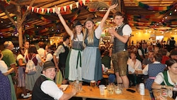 Partystimmung! Tausende feierten im urigen Altausseer Bierzelt. (Bild: Jauschowetz Christian/Christian Jauschowetz)