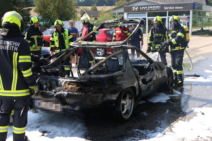 Der Porsche 928 S4 wurde völlig zerstört.
