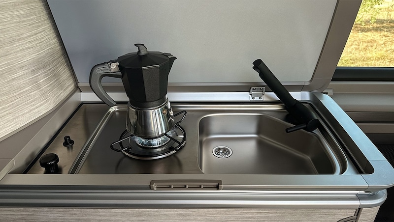 The gas hob is too small for real cooking. It's fine for a Bialetti. (Bild: Volkswagen)