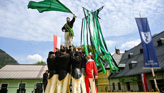 Krönender Abschluss ist immer ds Emporheben des Hauptmanns. (Bild: Schwerttanzgruppe Böckstein/Marktl)