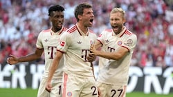 Thomas Müller (Mitte) zeigt auf, wie wichtig er nach wie vor für „seine“ Bayern sein kann. (Bild: AP ( via APA) Austria Presse Agentur/ASSOCIATED PRESS)