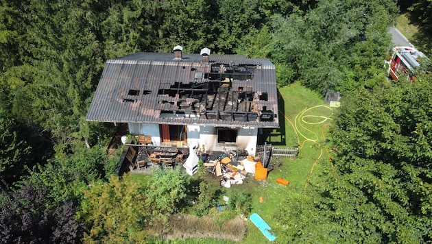 The roof had to be partially opened for the extinguishing work. (Bild: Matthias Lauber/laumat.at)