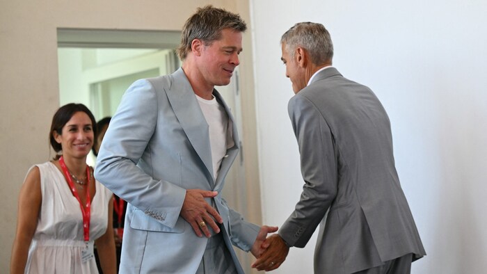 Brad Pitt (links) und George Clooney rührten in Venedig blödelnd die Trommel für den ...