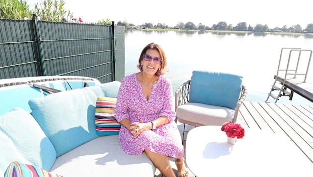 Ágnes Ottrubay on the jetty of her lake house in Trausdorf. (Bild: Reinhard Judt)