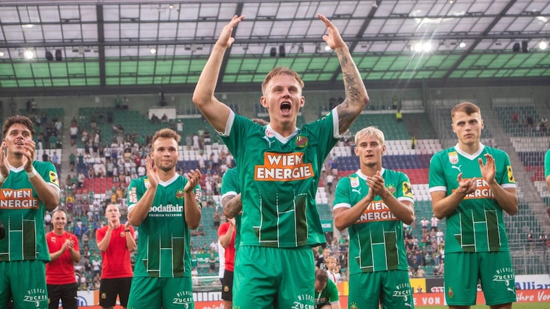 Isak Jansson jubelt mit seinen Teamkollegen. (Bild: GEPA/GEPA pictures)