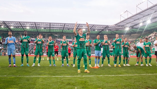 Isak Jansson (in the foreground) was celebrated by the Rapid fans. (Bild: GEPA pictures)