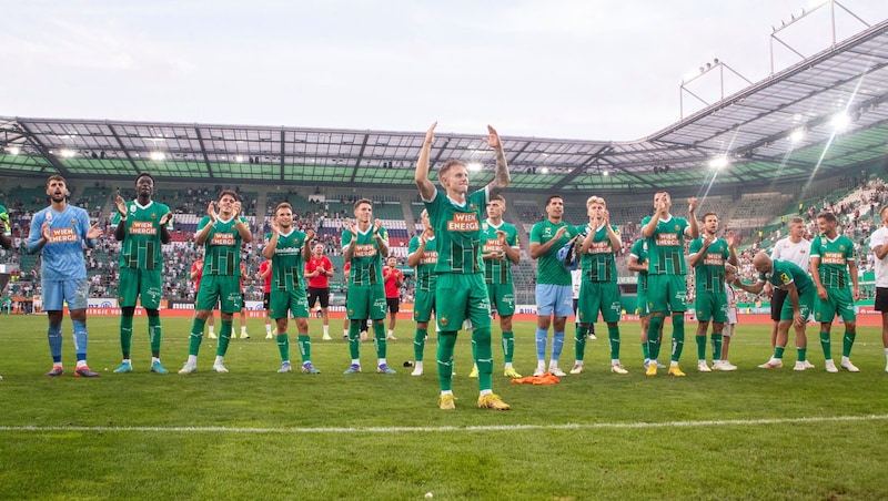 Isak Jansson (im Vordergrund) wurde nach dem Salzburg-Spiel von den Rapid-Fans gefeiert. (Bild: GEPA pictures)