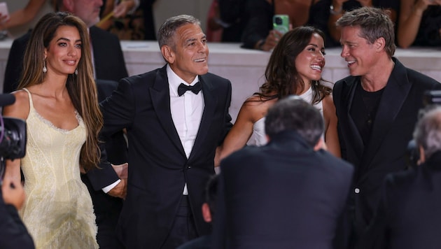 At the premiere of the film "Wolfs", Brad Pitt (right) appeared on the red carpet for the first time with girlfriend Ines de Ramon. On the left, George Clooney with his Amal. (Bild: Vianney Le Caer/Invision/AP)