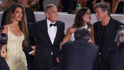 Bei der Premiere des Films „Wolfs“ zeigte sich Brad Pitt (rechts) erstmals mit Freundin Ines de Ramon am Red Carpet. Links George Clooney mit seiner Amal. (Bild: Vianney Le Caer/Invision/AP)