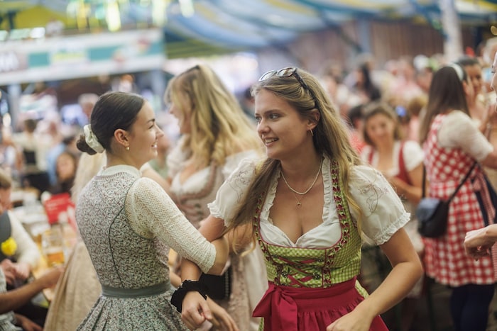 Ausgelassene Stimmung ist in drei Festzelten, fünf Almen und einem riesigen Freigelände ...