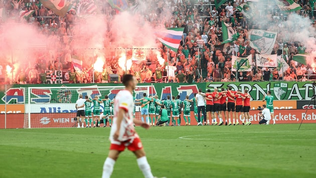 Rapid celebrate a thrilling victory over Red Bull Salzburg. (Bild: GEPA pictures)