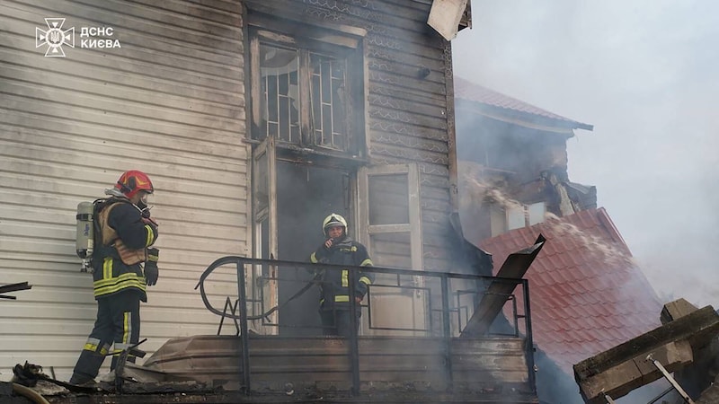 Einsatzkräfte inspizieren am 2. September 2024 ein Haus in Kiew nach einem russischen Angriff. (Bild: APA/AFP )