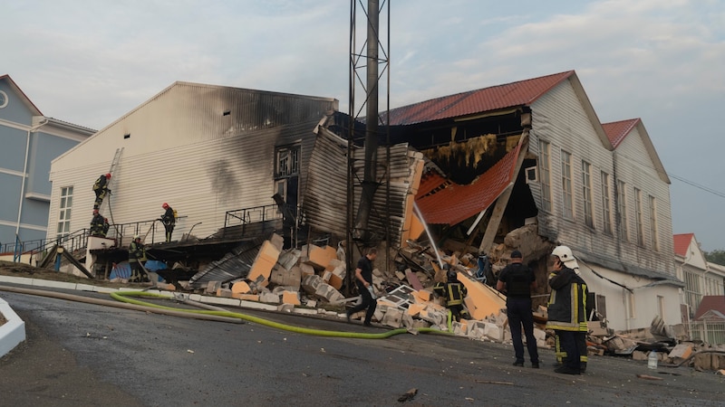 Ein zerbombtes Haus in Kiew am Montagmorgen  (Bild: APA/Associated Press)