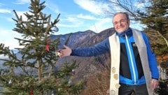 Pfarrer Öhler war gerne in den Bergen unterwegs. So kam er regelmäßig auf den Jainzenberg,  Am Gipfel dieses Hausberges von Kaiserin Elisabeth wird alljährlich zur Adventzeit ein Baum von Bergwanderern weihnachtlich geschmückt. (Bild: Marion Hörmandinger)