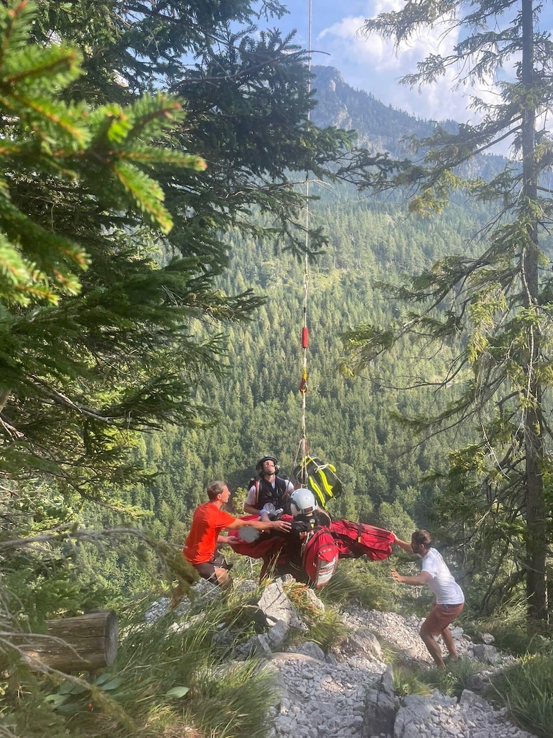 The mountain rescuers were under a lot of stress on the Traunstein, the picture shows a rescue with the help of the rescue helicopter. (Bild: BRD Gmunden)