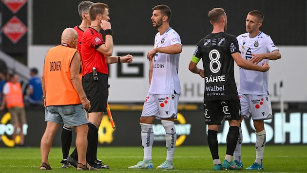 Austria-Kicker Aleksandar Dragovic im Gespräch mit Schiedsrichter Markus Hameter (Bild: GEPA pictures)