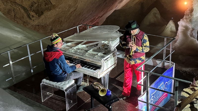 Thomas Gansch and Michael Hornek in the Parsivaldom of the ice caves (Bild: Brugger, Bad Goisern)