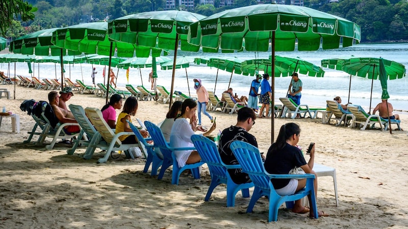 The three-kilometer-long Patong Beach is located in the town of the same name, which is famous for its exuberant nightlife. Phuket is Thailand's largest island. (Bild: AFP/AFP )