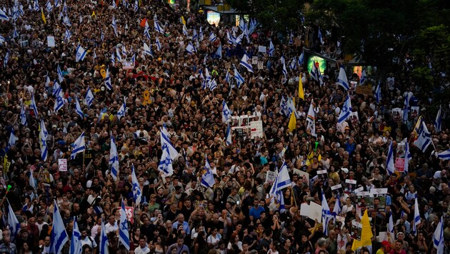 A major protest strike against the government began in Israel on Monday. (Bild: AP/Ariel Schalit)