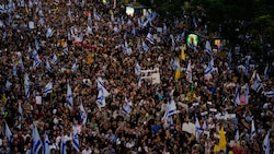 In Israel hat am Montag ein großer Proteststreik gegen die Regierung begonnen. (Bild: AP/Ariel Schalit)