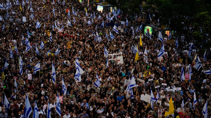 In Israel hat am Montag ein großer Proteststreik gegen die Regierung begonnen. (Bild: AP/Ariel Schalit)