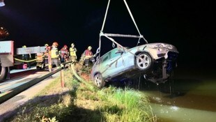 Schwierige Fahrzeugbergung des halb versenkten BMW.