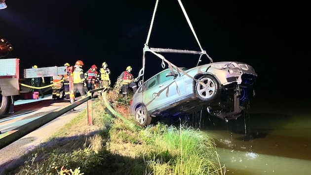 Difficult recovery of the half-submerged BMW. (Bild: FF Hoheneich)