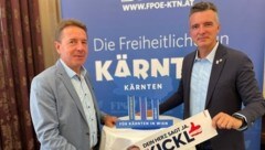 Kärntens FP-Chef Erwin Angerer mit Landesspitzenkandidaten Gernot Darmann. (Bild: Tratnik Marcel)