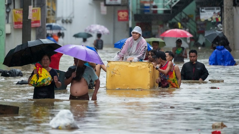 Der Tropensturm brachte starken Regen, der zu Überschwemmungen (Bild) und Erdrutschen führte. (Bild: Associated Press)