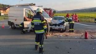 Beide Fahrzeuge wurden stark beschädigt.