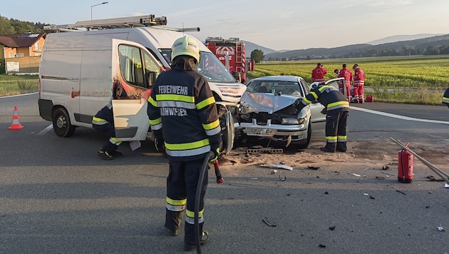 Both vehicles were badly damaged. (Bild: FF St. Ruprecht an der Raab)