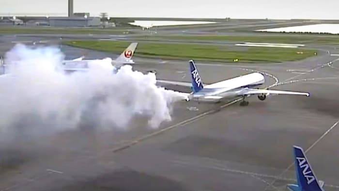 Schauriger Anblick: Weißer Qualm stieg aus dem Heck der Boeing 777 auf.
