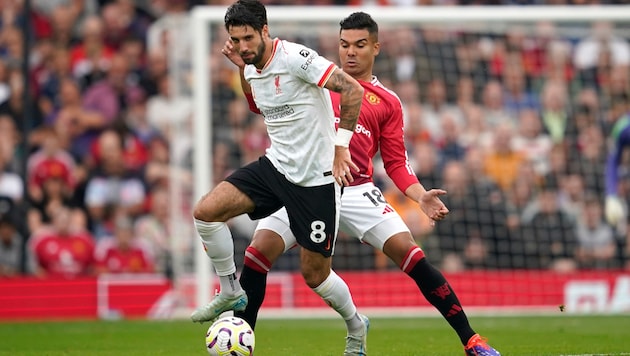 Manchester United star Casemiro (right) cut an unfortunate figure against Liverpool FC. (Bild: AP)