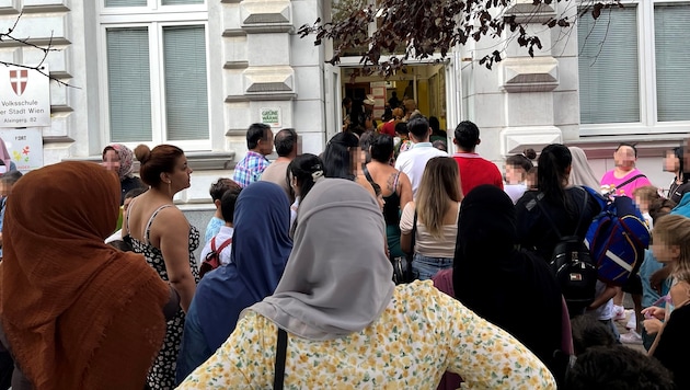 Big rush in Alxingergasse in Vienna-Favoriten, the first day of school is something very special here too. (Bild: Josef Poyer, Krone KREATIV)