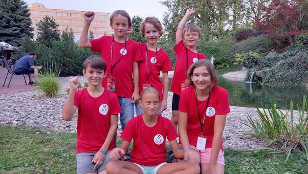 Die sechs Oberösterreicher Noah, Alina, Stella, Tymur, Maximilian und Alexander waren zwölf Tage bei der Schach-EM In Prag mit von der Partie. (Bild: Vera Lischka)