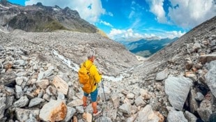 Der Salzburger Landesgeologe Gerald Valentin im Pilatuskars: 40 Meter tief ist der Einschnitt, aus dem 800.000 Kubikmeter Geröll im Vorjahr ins Raurisertal donnerte. (Bild: Wallner Hannes)