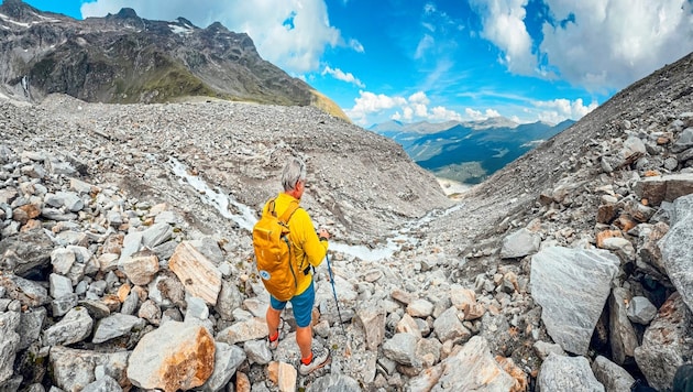 Der Salzburger Landesgeologe Gerald Valentin im Pilatuskars: 40 Meter tief ist der Einschnitt, aus dem 800.000 Kubikmeter Geröll im Vorjahr ins Raurisertal donnerte. (Bild: Wallner Hannes)