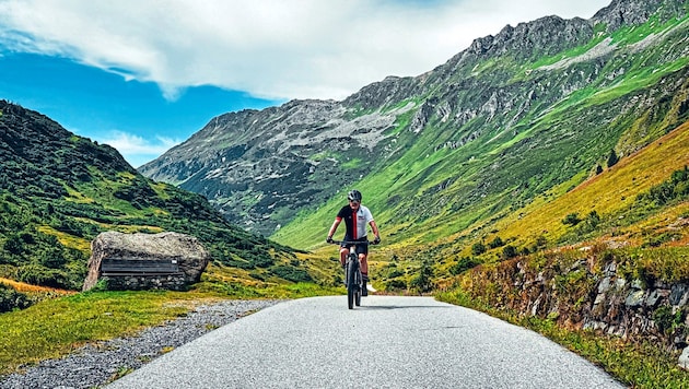 Biken inmitten der spektakulären Berglandschaft des Tiroler Paznauns  (Bild: Wallner Hannes)