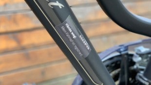 Die dreisten Fahrraddiebe schlugen während des helllichten Tages zu und benutzten eine ...