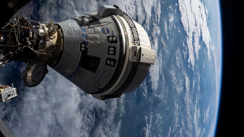 The "Starliner" spacecraft (pictured) is due to undock from the ISS space station during the course of Friday and return to Earth unmanned. (Bild: AP)