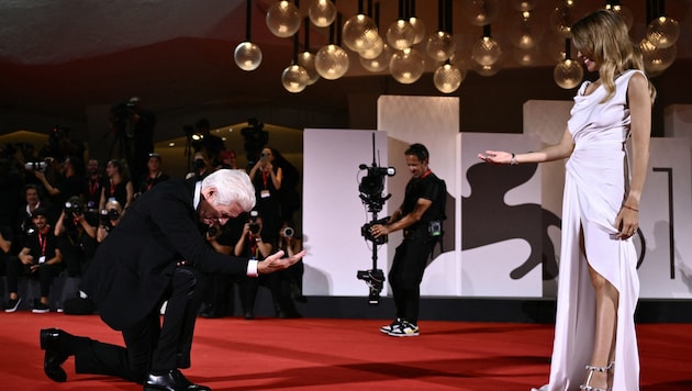 How romantic! Richard Gere got down on one knee in front of his beautiful wife Alejandra Silva. (Bild: APA/AFP/Marco BERTORELLO)