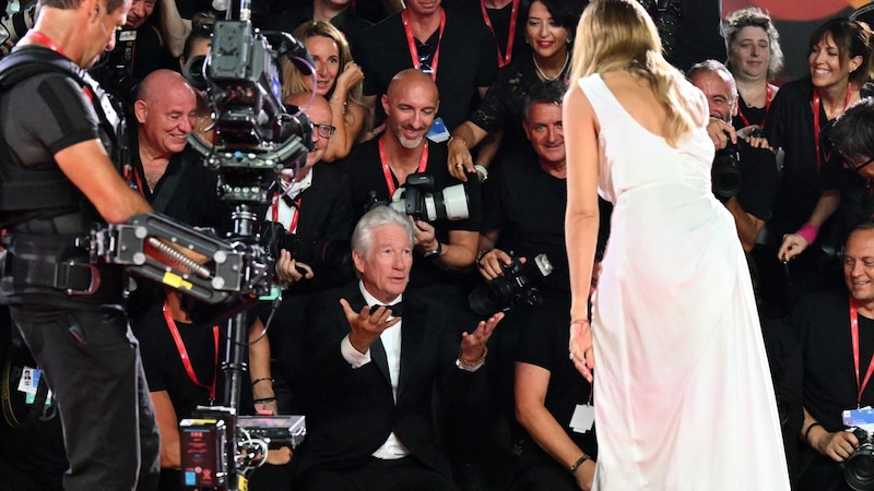 Great gesture: Richard Gere knelt down in front of his wife. (Bild: APA/AFP/Alberto PIZZOLI)