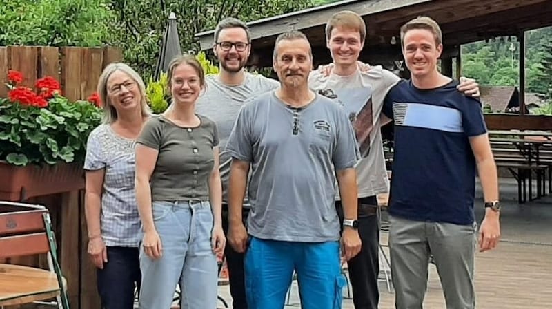 Born in Wiener Neustadt, Gerry Krenn (center) and his five friends have set the world record for playing Schafkopf for 192 hours. (Bild: zVg)