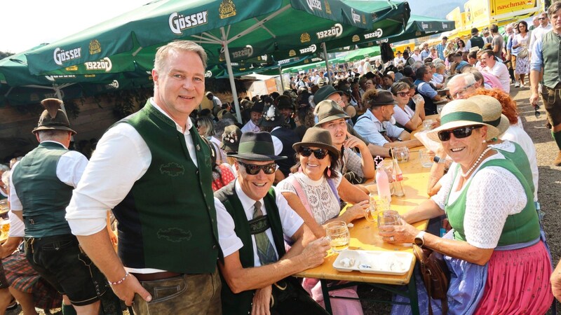 In Krachlederner und Trachtengilet: Andreas Babler war beliebtes Fotomotiv. (Bild: Jauschowetz Christian)