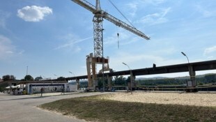 Das Areal der ehemaligen Werft soll großzügig verbaut werden. Doch derzeit steht das Projekt still.  (Bild: FPÖ NÖ)