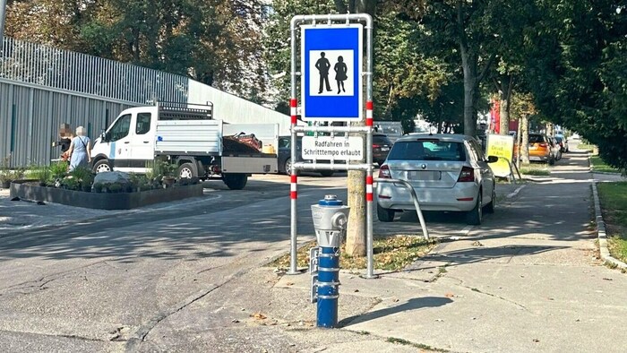 Die Grillparzerstraße ist im Bereich des Schulcampus zur Fußgängerzone geworden.